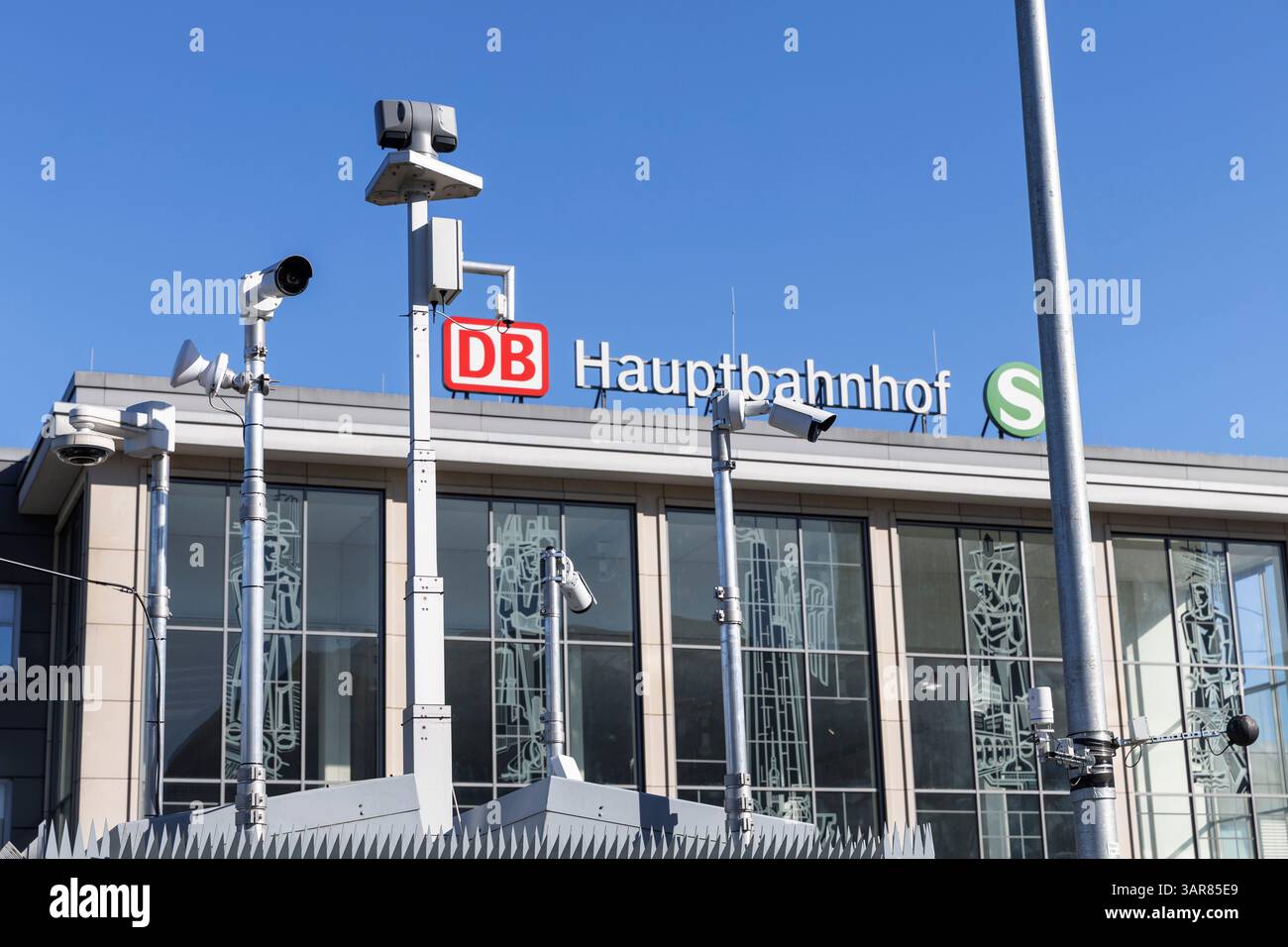 Telecamere di sorveglianza di fronte alla stazione principale, Dortmund, zona della Ruhr, Renania settentrionale-Vestfalia, Germania. Ueberwachungskameras vor dem Hauptbahnhof, do Foto Stock