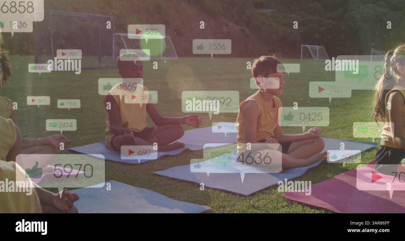Immagine di icone dei social media con numeri sui bambini che praticano yoga nel parco Foto Stock