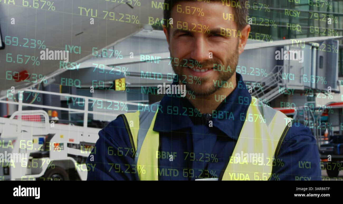 Immagine dell'elaborazione di statistiche su un lavoratore maschio sorridente in fabbrica Foto Stock