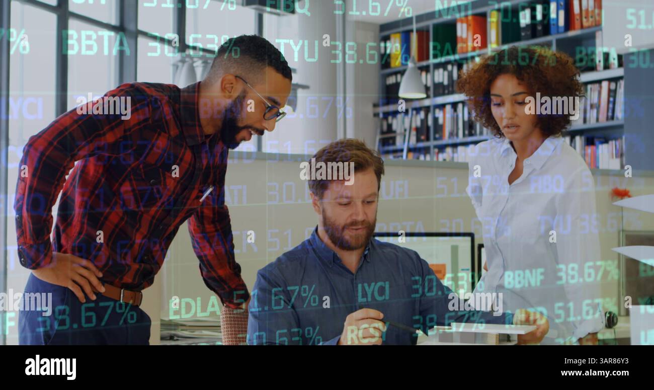 Immagine dell'elaborazione di statistiche sugli uomini d'affari che parlano in ufficio Foto Stock