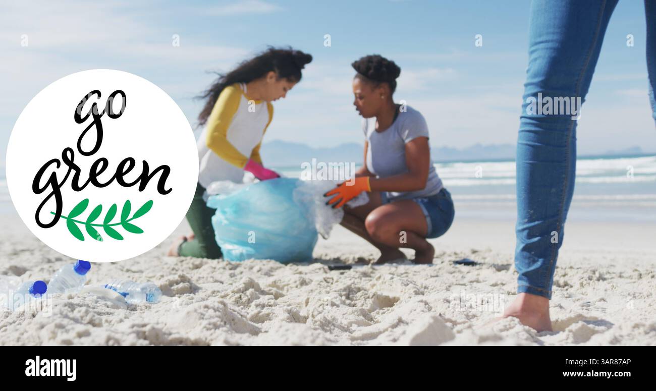 Immagine del testo Go Green e del logo su diverse donne che raccolgono rifiuti dalla spiaggia Foto Stock