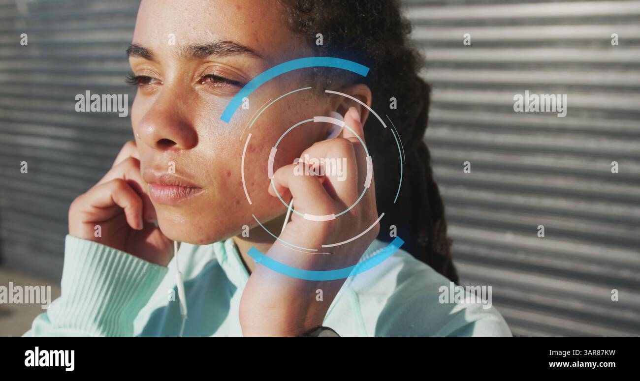 Immagine della scansione del telescopio su una donna birazziale che indossa auricolari Foto Stock