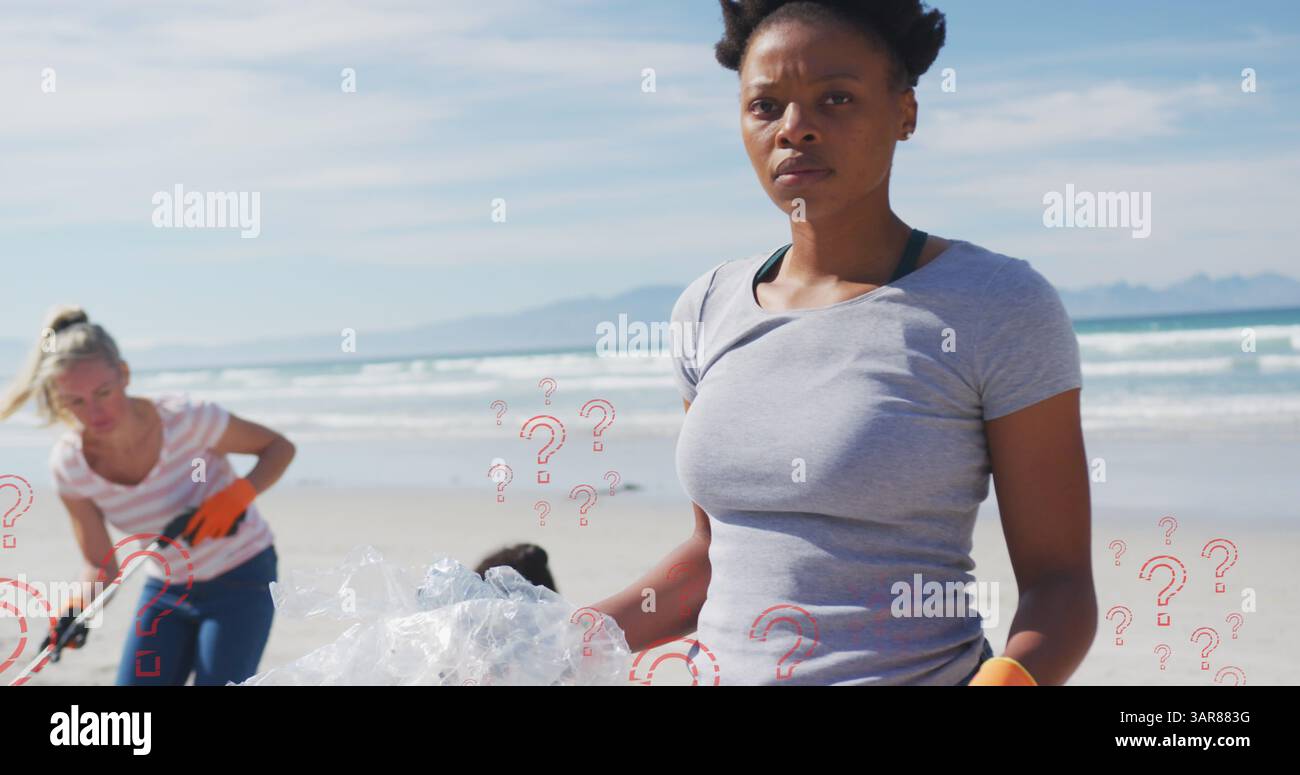 Immagine di punti interrogativi su una volontaria birazziale che raccoglie rifiuti sulla spiaggia Foto Stock