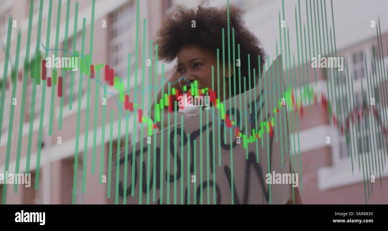 Immagine dell'elaborazione dei dati finanziari su una donna afroamericana che protesta Foto Stock