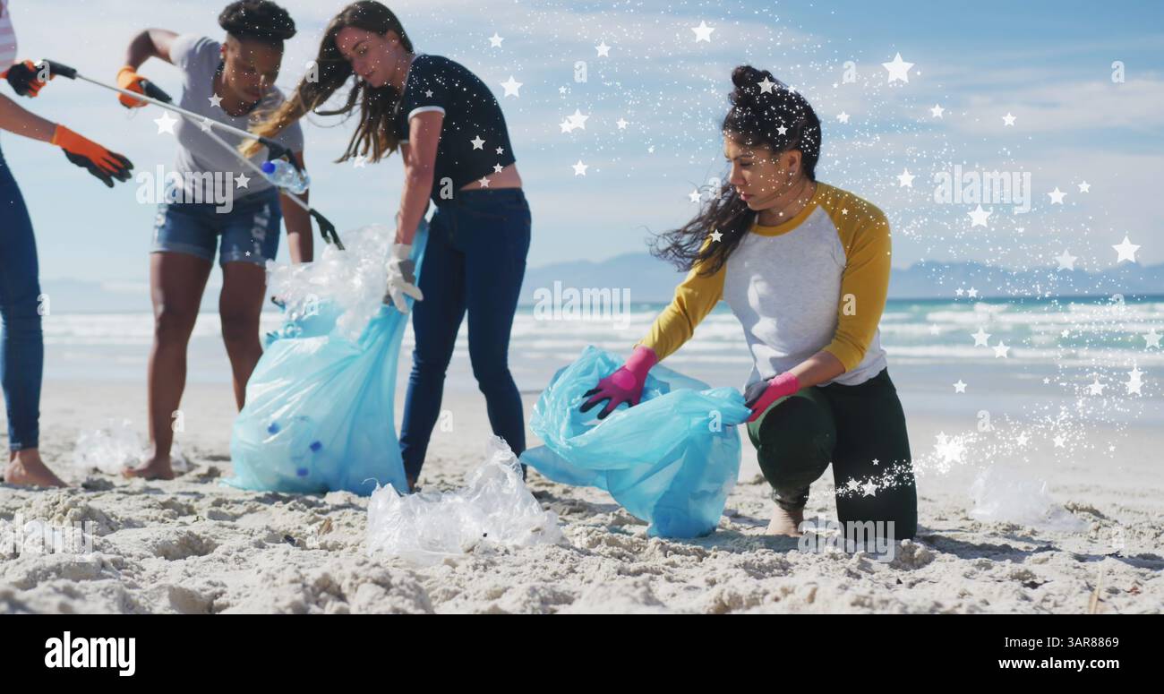 Immagine di stelle su diversi volontari di sesso femminile e maschile che raccolgono rifiuti sulla spiaggia Foto Stock