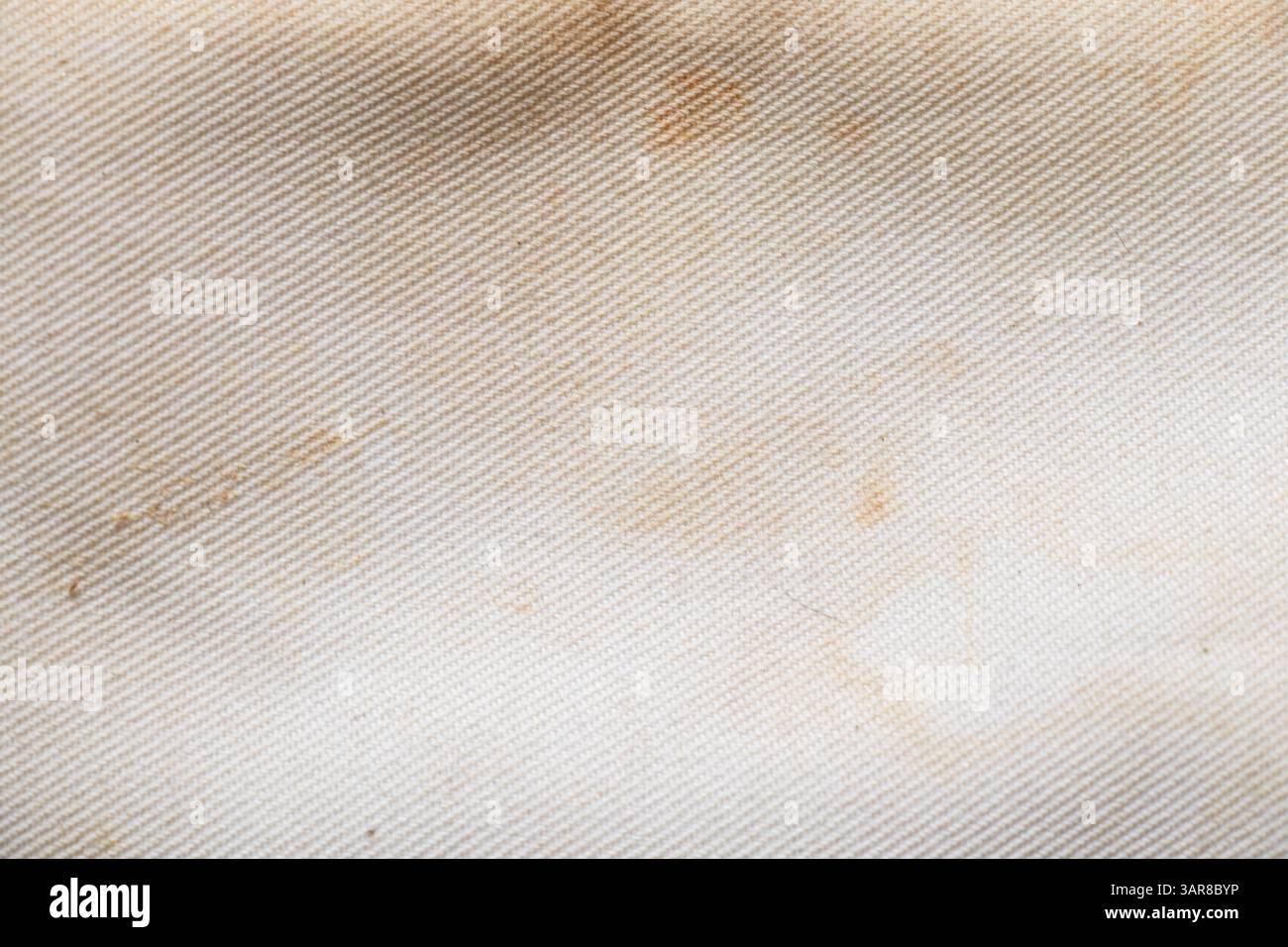 Primo piano su un vecchio tessuto bianco macchiato, sfondo sporco Foto Stock