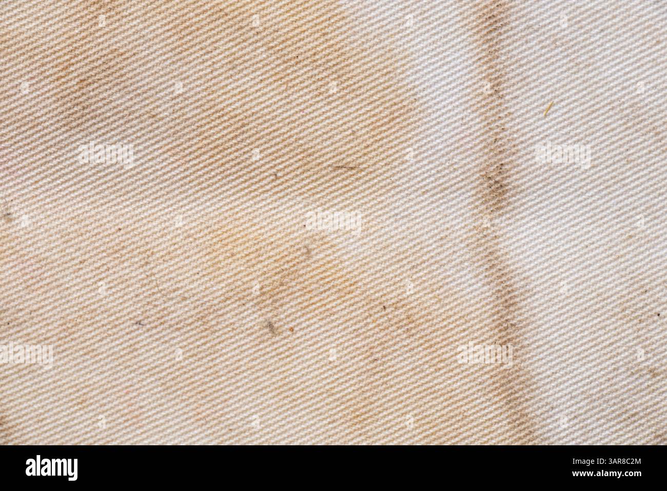 Primo piano su un vecchio tessuto bianco macchiato, sfondo sporco Foto Stock