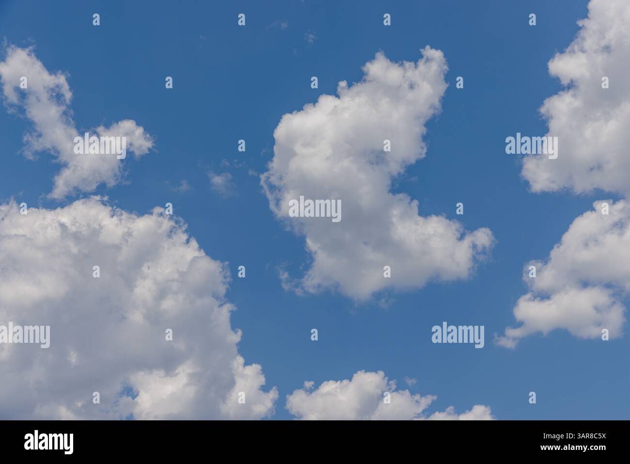 Cielo tranquillo con morbide nuvole blu, perfetto sfondo naturale che cattura la bellezza serena, l'aria aperta e l'atmosfera rilassante per una fuga visiva Foto Stock