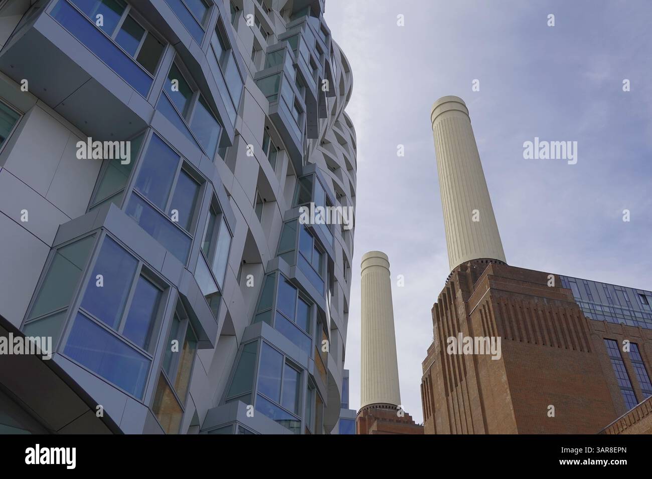 Battersea, Londra, Inghilterra, Regno Unito - centrale elettrica di Battersea accanto alle finestre di un grattacielo adiacente Foto Stock