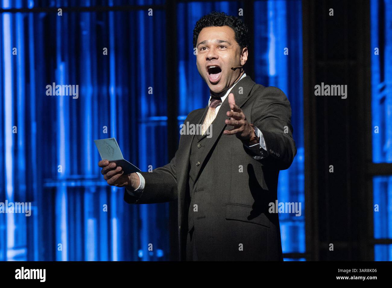 Londra, Regno Unito. 16 aprile 2025. Corbin Bleu ha visto esibirsi sul palco nella produzione di The Great Gatsby a Londra. Nuovo musical "The Great Gatsby" fai una foto sul palco del London Coliseum, dove è in corso lo spettacolo. con cast completo in costume nelle scene della produzione. Credito: SOPA Images Limited/Alamy Live News Foto Stock
