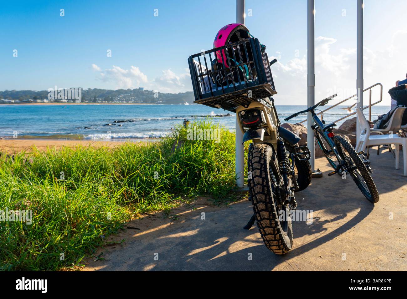 Una bicicletta elettrica o una bicicletta FAT Tire (Fatboy) e un'altra bicicletta fuoristrada parcheggiata ad Avoca Beach, New South Wales, Australia Foto Stock