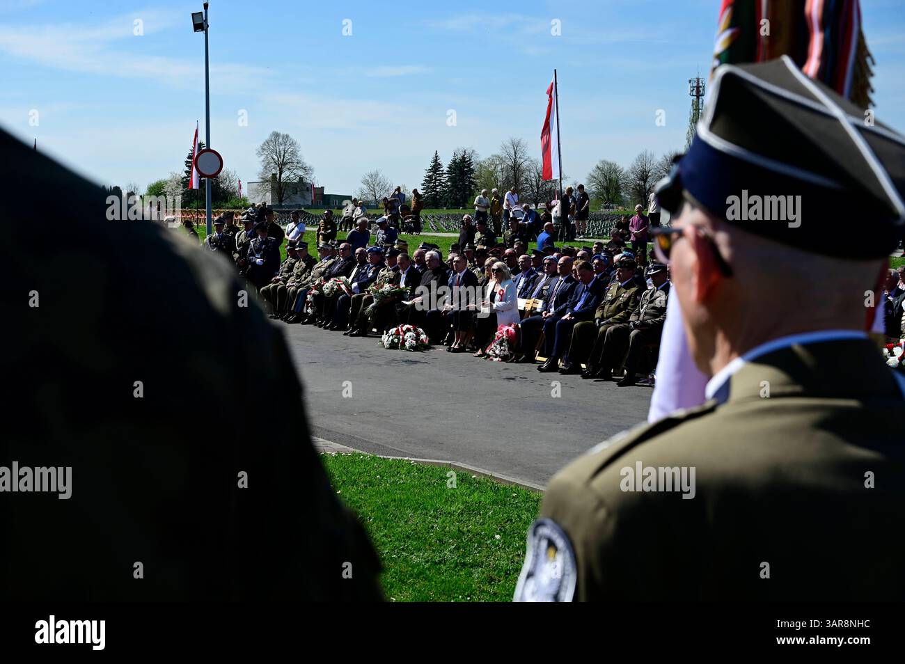 Gedenkfeier zum 80. Jahrestag der Überquerung der Lausitzer Neiße auf dem Friedhof der Zweiten Polnischen Armee Adlerdenkmal. Die Überquerung der Lausitzer Neiße ist ein historisches Ereignis, das während des Zweiten Weltkriegs stattfand. Morire AM 16. Aprile 1945 begonnene Überquerung der Lausitzer Neiße War Teil der sogenannten Lausitzer Operation, in deren Verlauf die Schlacht bei Bautzen stattfand. Zgorzelec, 16.04.2025 Niederschlesien Polen *** commemorazione del 80° anniversario della traversata della Neisse Lusaziana presso il cimitero del secondo Esercito polacco Monumento all'Aquila l'attraversamento della Foto Stock
