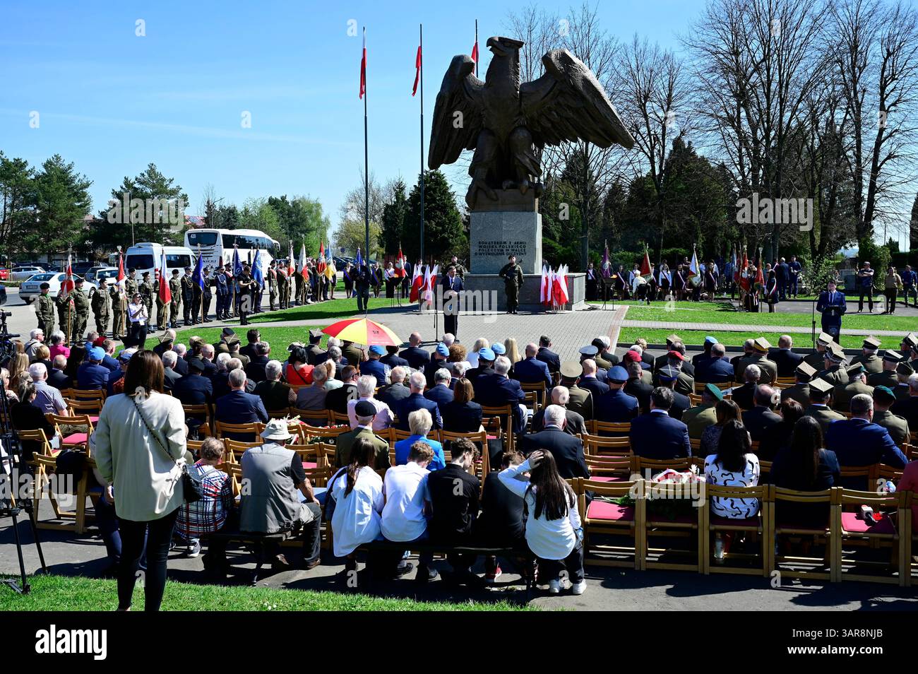 Gedenkfeier zum 80. Jahrestag der Überquerung der Lausitzer Neiße auf dem Friedhof der Zweiten Polnischen Armee Adlerdenkmal. Die Überquerung der Lausitzer Neiße ist ein historisches Ereignis, das während des Zweiten Weltkriegs stattfand. Morire AM 16. Aprile 1945 begonnene Überquerung der Lausitzer Neiße War Teil der sogenannten Lausitzer Operation, in deren Verlauf die Schlacht bei Bautzen stattfand. Zgorzelec, 16.04.2025 Niederschlesien Polen *** commemorazione del 80° anniversario della traversata della Neisse Lusaziana presso il cimitero del secondo Esercito polacco Monumento all'Aquila l'attraversamento della Foto Stock