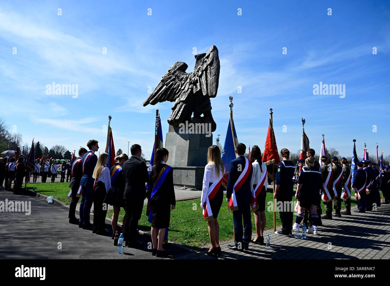 Gedenkfeier zum 80. Jahrestag der Überquerung der Lausitzer Neiße auf dem Friedhof der Zweiten Polnischen Armee Adlerdenkmal. Die Überquerung der Lausitzer Neiße ist ein historisches Ereignis, das während des Zweiten Weltkriegs stattfand. Morire AM 16. Aprile 1945 begonnene Überquerung der Lausitzer Neiße War Teil der sogenannten Lausitzer Operation, in deren Verlauf die Schlacht bei Bautzen stattfand. Zgorzelec, 16.04.2025 Niederschlesien Polen *** commemorazione del 80° anniversario della traversata della Neisse Lusaziana presso il cimitero del secondo Esercito polacco Monumento all'Aquila l'attraversamento della Foto Stock
