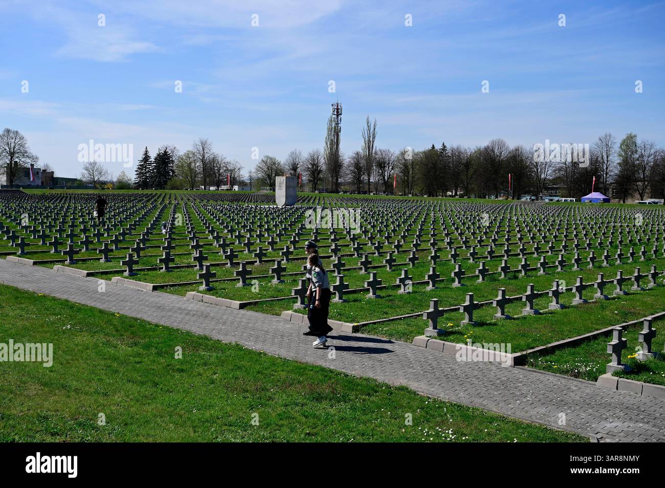 Gedenkfeier zum 80. Jahrestag der Überquerung der Lausitzer Neiße auf dem Friedhof der Zweiten Polnischen Armee Adlerdenkmal. Die Überquerung der Lausitzer Neiße ist ein historisches Ereignis, das während des Zweiten Weltkriegs stattfand. Morire AM 16. Aprile 1945 begonnene Überquerung der Lausitzer Neiße War Teil der sogenannten Lausitzer Operation, in deren Verlauf die Schlacht bei Bautzen stattfand. Zgorzelec, 16.04.2025 Niederschlesien Polen *** commemorazione del 80° anniversario della traversata della Neisse Lusaziana presso il cimitero del secondo Esercito polacco Monumento all'Aquila l'attraversamento della Foto Stock