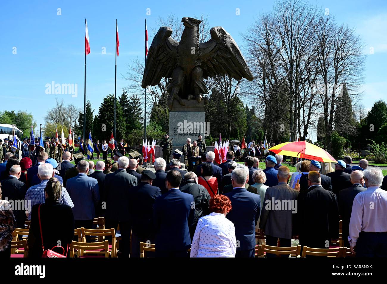 Gedenkfeier zum 80. Jahrestag der Überquerung der Lausitzer Neiße auf dem Friedhof der Zweiten Polnischen Armee Adlerdenkmal. Die Überquerung der Lausitzer Neiße ist ein historisches Ereignis, das während des Zweiten Weltkriegs stattfand. Morire AM 16. Aprile 1945 begonnene Überquerung der Lausitzer Neiße War Teil der sogenannten Lausitzer Operation, in deren Verlauf die Schlacht bei Bautzen stattfand. Zgorzelec, 16.04.2025 Niederschlesien Polen *** commemorazione del 80° anniversario della traversata della Neisse Lusaziana presso il cimitero del secondo Esercito polacco Monumento all'Aquila l'attraversamento della Foto Stock