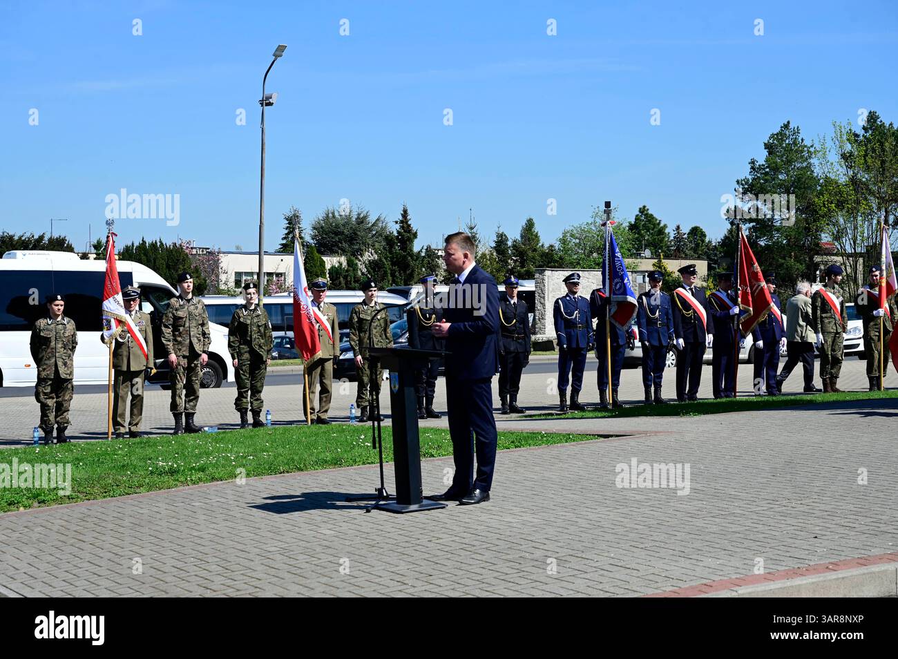 Gedenkfeier zum 80. Jahrestag der Überquerung der Lausitzer Neiße auf dem Friedhof der Zweiten Polnischen Armee Adlerdenkmal. Die Überquerung der Lausitzer Neiße ist ein historisches Ereignis, das während des Zweiten Weltkriegs stattfand. Morire AM 16. Aprile 1945 begonnene Überquerung der Lausitzer Neiße War Teil der sogenannten Lausitzer Operation, in deren Verlauf die Schlacht bei Bautzen stattfand. Zgorzelec, 16.04.2025 Niederschlesien Polen *** commemorazione del 80° anniversario della traversata della Neisse Lusaziana presso il cimitero del secondo Esercito polacco Monumento all'Aquila l'attraversamento della Foto Stock