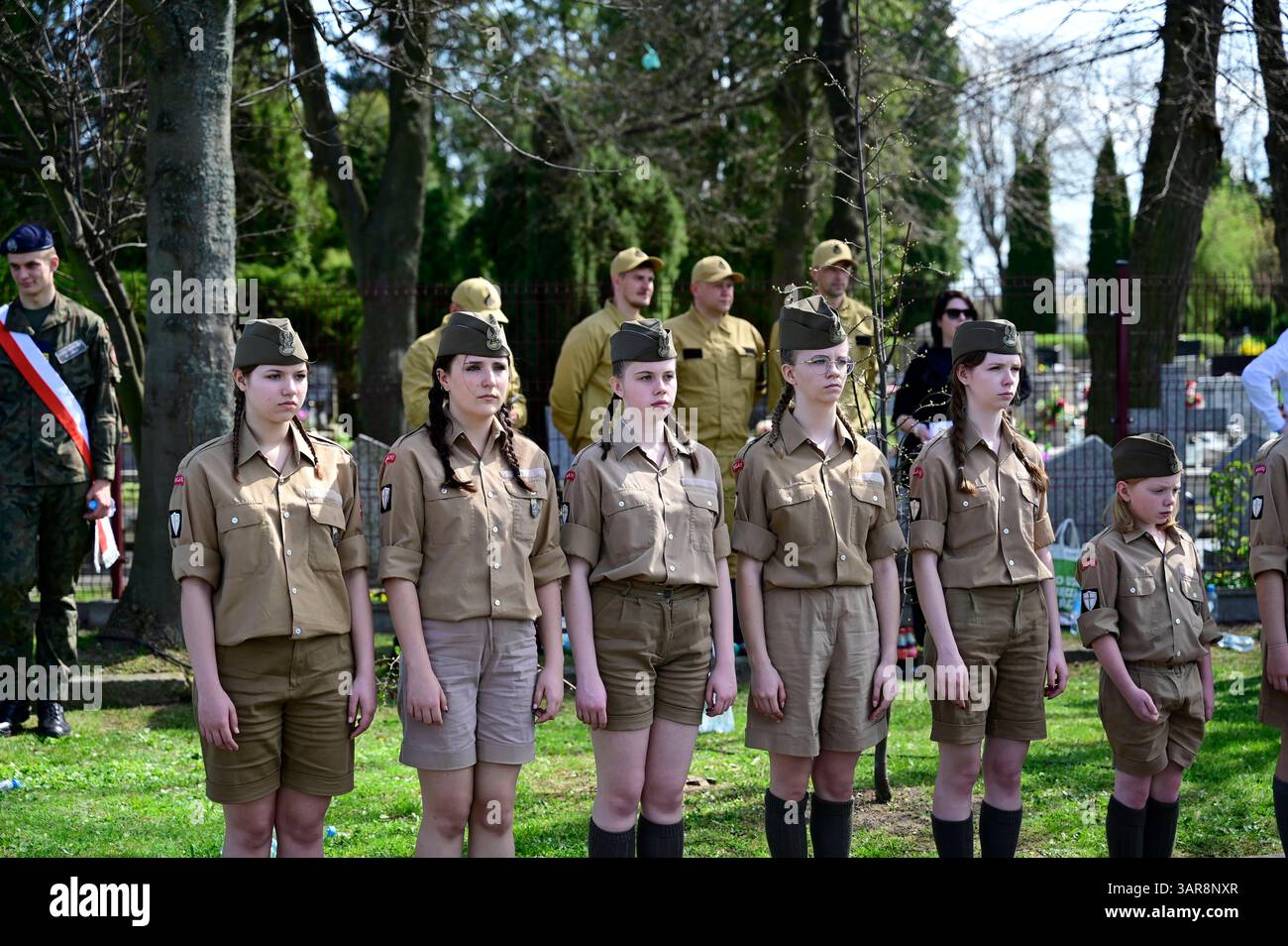 Kinderchor Soldaten des Septembers 1939 der Garnison DÄblin bei der Gedenkfeier zum 80. Jahrestag der Überquerung der Lausitzer Neiße auf dem Friedhof der Zweiten Polnischen Armee Adlerdenkmal. Die Überquerung der Lausitzer Neiße ist ein historisches Ereignis, das während des Zweiten Weltkriegs stattfand. Morire AM 16. Aprile 1945 begonnene Überquerung der Lausitzer Neiße War Teil der sogenannten Lausitzer Operation, in deren Verlauf die Schlacht bei Bautzen stattfand. Zgorzelec, 16.04.2025 Niederschlesien Polen *** bambini coro soldati della guarnigione DÄblin settembre 1939 alla commemorazione Foto Stock