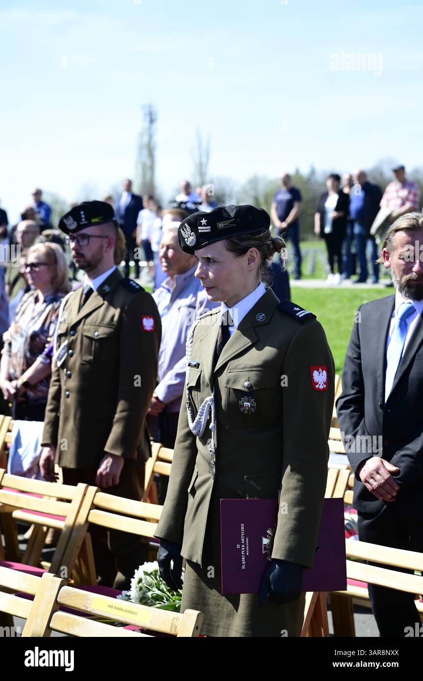 Maggiore Justyna Gogul bei der Gedenkfeier zum 80. Jahrestag der Überquerung der Lausitzer Neiße auf dem Friedhof der Zweiten Polnischen Armee Adlerdenkmal. Die Überquerung der Lausitzer Neiße ist ein historisches Ereignis, das während des Zweiten Weltkriegs stattfand. Morire AM 16. Aprile 1945 begonnene Überquerung der Lausitzer Neiße War Teil der sogenannten Lausitzer Operation, in deren Verlauf die Schlacht bei Bautzen stattfand. Zgorzelec, 16.04.2025 Niederschlesien Polen *** maggiore Justyna Gogul alla commemorazione del 80° anniversario della traversata della neisse Lusaziana presso il cimitero di Foto Stock
