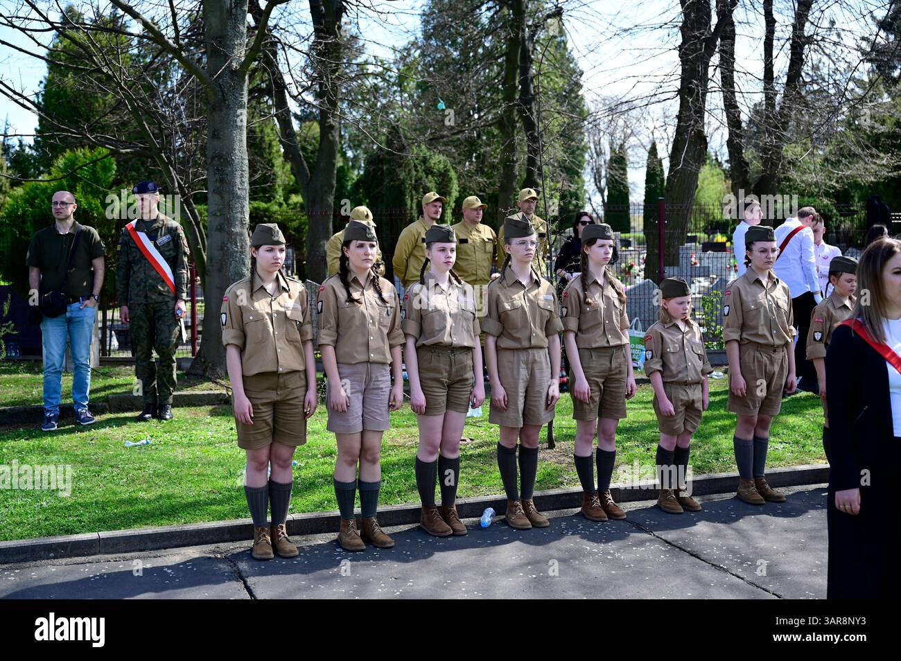 Kinderchor Soldaten des Septembers 1939 der Garnison DÄblin bei der Gedenkfeier zum 80. Jahrestag der Überquerung der Lausitzer Neiße auf dem Friedhof der Zweiten Polnischen Armee Adlerdenkmal. Die Überquerung der Lausitzer Neiße ist ein historisches Ereignis, das während des Zweiten Weltkriegs stattfand. Morire AM 16. Aprile 1945 begonnene Überquerung der Lausitzer Neiße War Teil der sogenannten Lausitzer Operation, in deren Verlauf die Schlacht bei Bautzen stattfand. Zgorzelec, 16.04.2025 Niederschlesien Polen *** bambini coro soldati della guarnigione DÄblin settembre 1939 alla commemorazione Foto Stock