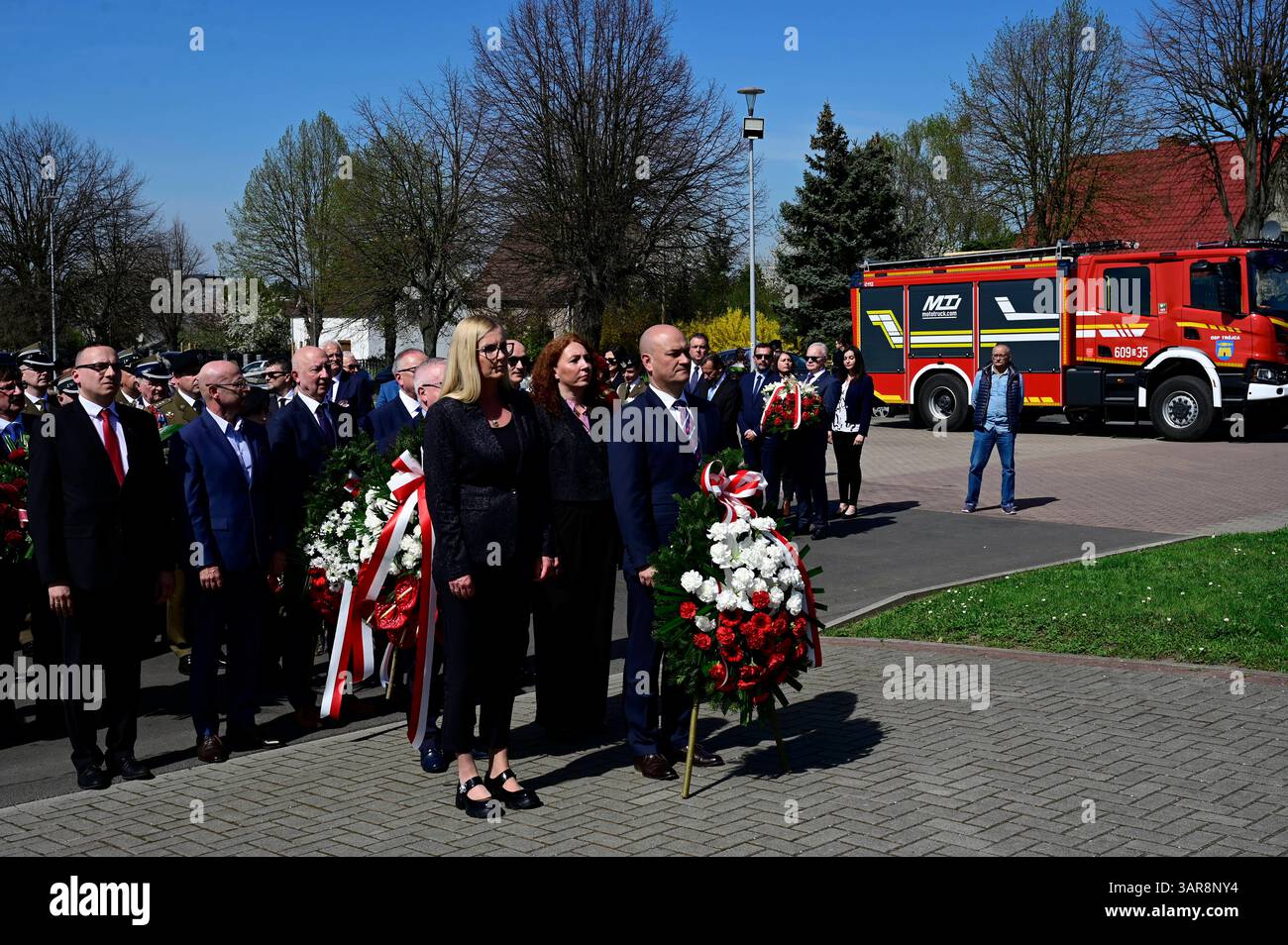 Gedenkfeier zum 80. Jahrestag der Überquerung der Lausitzer Neiße auf dem Friedhof der Zweiten Polnischen Armee Adlerdenkmal. Die Überquerung der Lausitzer Neiße ist ein historisches Ereignis, das während des Zweiten Weltkriegs stattfand. Morire AM 16. Aprile 1945 begonnene Überquerung der Lausitzer Neiße War Teil der sogenannten Lausitzer Operation, in deren Verlauf die Schlacht bei Bautzen stattfand. Zgorzelec, 16.04.2025 Niederschlesien Polen *** commemorazione del 80° anniversario della traversata della Neisse Lusaziana presso il cimitero del secondo Esercito polacco Monumento all'Aquila l'attraversamento della Foto Stock