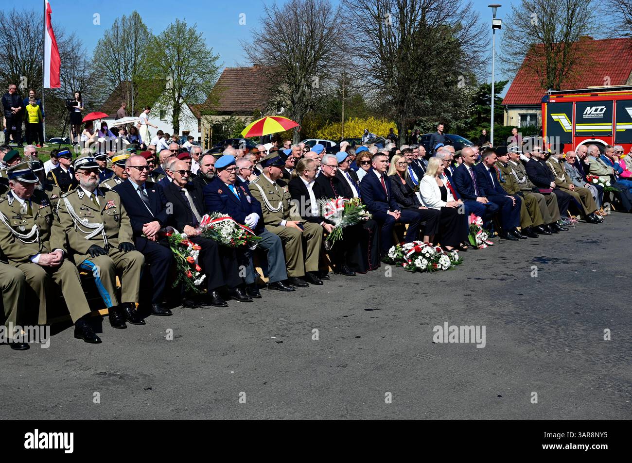 Gedenkfeier zum 80. Jahrestag der Überquerung der Lausitzer Neiße auf dem Friedhof der Zweiten Polnischen Armee Adlerdenkmal. Die Überquerung der Lausitzer Neiße ist ein historisches Ereignis, das während des Zweiten Weltkriegs stattfand. Morire AM 16. Aprile 1945 begonnene Überquerung der Lausitzer Neiße War Teil der sogenannten Lausitzer Operation, in deren Verlauf die Schlacht bei Bautzen stattfand. Zgorzelec, 16.04.2025 Niederschlesien Polen *** commemorazione del 80° anniversario della traversata della Neisse Lusaziana presso il cimitero del secondo Esercito polacco Monumento all'Aquila l'attraversamento della Foto Stock