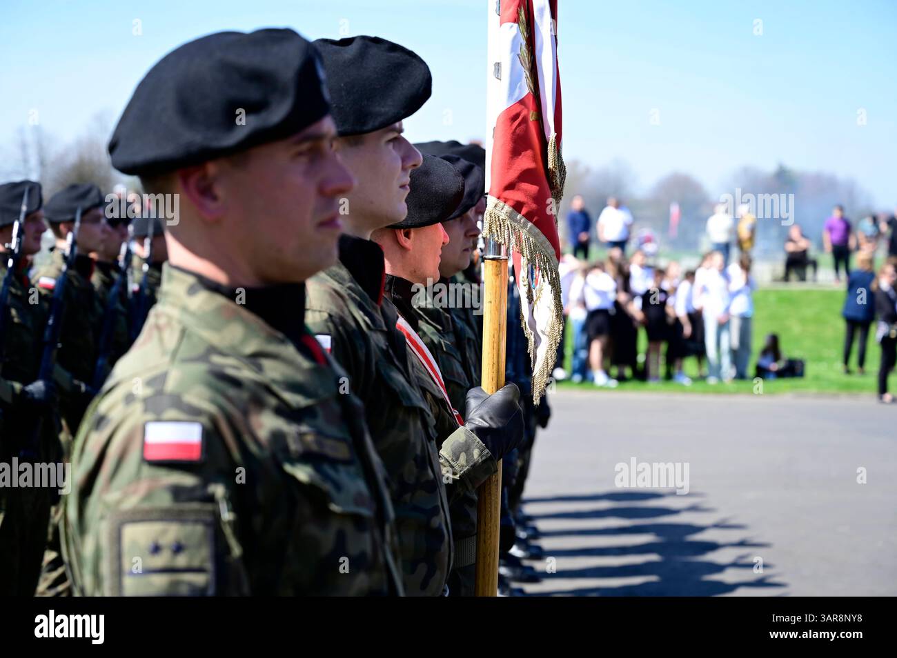 Gedenkfeier zum 80. Jahrestag der Überquerung der Lausitzer Neiße auf dem Friedhof der Zweiten Polnischen Armee Adlerdenkmal. Die Überquerung der Lausitzer Neiße ist ein historisches Ereignis, das während des Zweiten Weltkriegs stattfand. Morire AM 16. Aprile 1945 begonnene Überquerung der Lausitzer Neiße War Teil der sogenannten Lausitzer Operation, in deren Verlauf die Schlacht bei Bautzen stattfand. Zgorzelec, 16.04.2025 Niederschlesien Polen *** commemorazione del 80° anniversario della traversata della Neisse Lusaziana presso il cimitero del secondo Esercito polacco Monumento all'Aquila l'attraversamento della Foto Stock