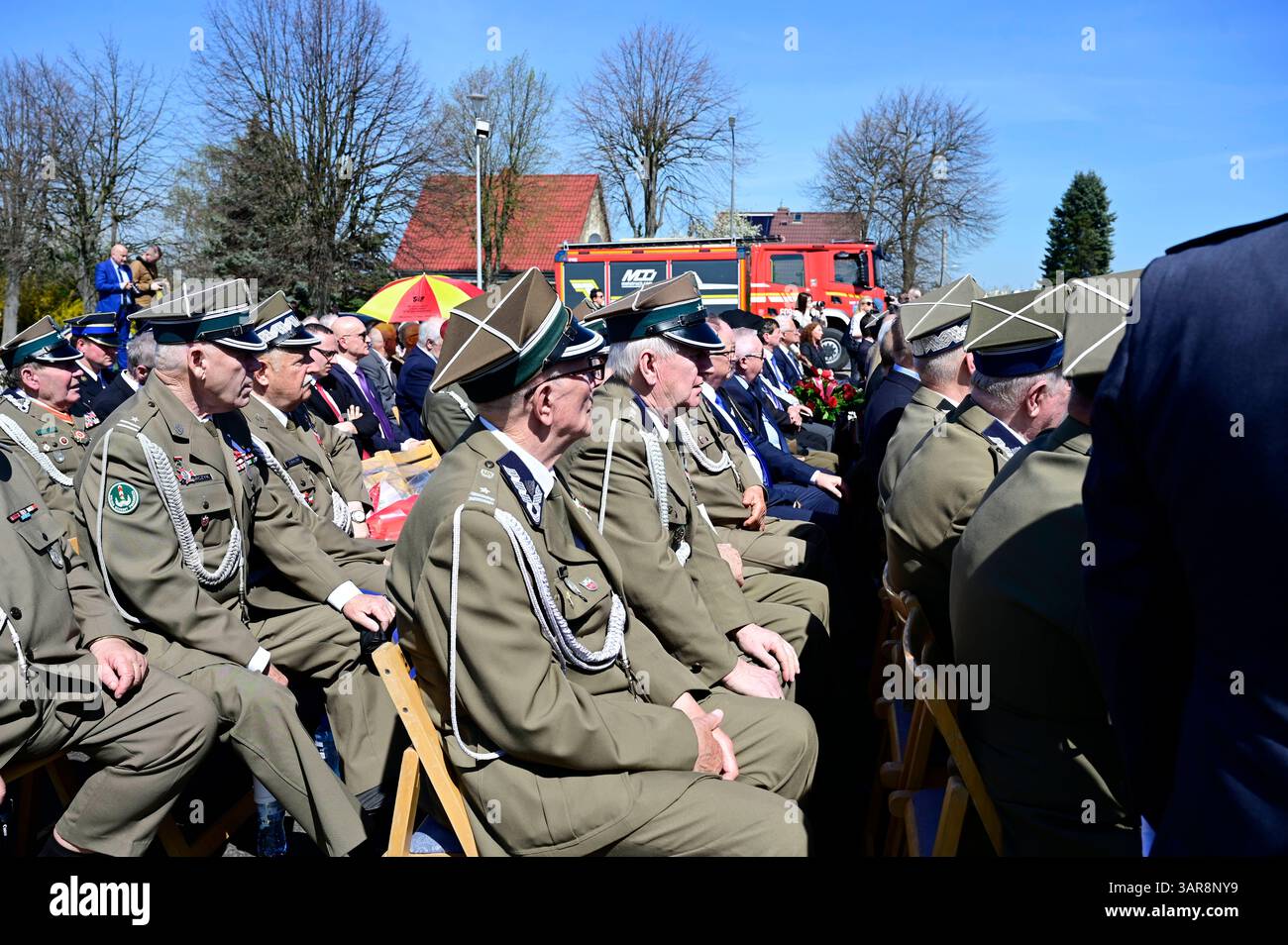Gedenkfeier zum 80. Jahrestag der Überquerung der Lausitzer Neiße auf dem Friedhof der Zweiten Polnischen Armee Adlerdenkmal. Die Überquerung der Lausitzer Neiße ist ein historisches Ereignis, das während des Zweiten Weltkriegs stattfand. Morire AM 16. Aprile 1945 begonnene Überquerung der Lausitzer Neiße War Teil der sogenannten Lausitzer Operation, in deren Verlauf die Schlacht bei Bautzen stattfand. Zgorzelec, 16.04.2025 Niederschlesien Polen *** commemorazione del 80° anniversario della traversata della Neisse Lusaziana presso il cimitero del secondo Esercito polacco Monumento all'Aquila l'attraversamento della Foto Stock
