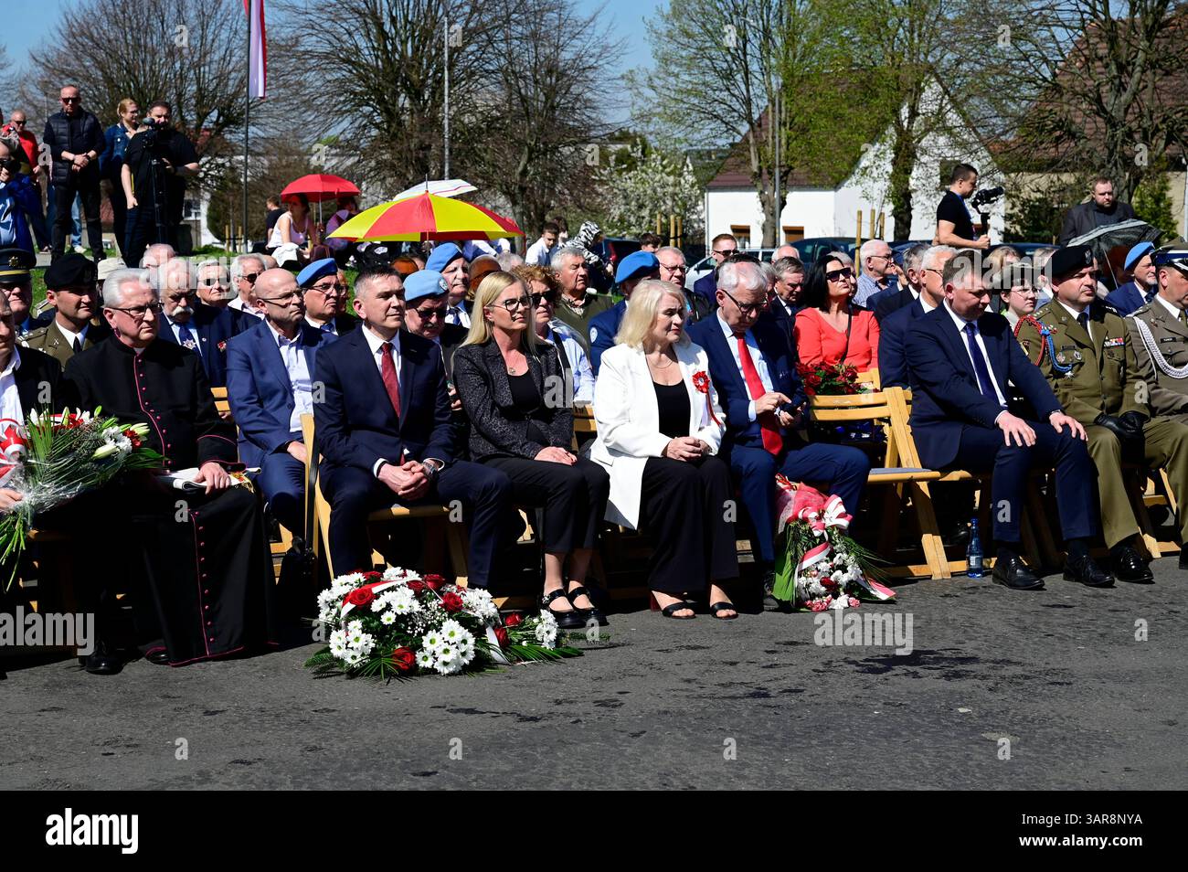 Gedenkfeier zum 80. Jahrestag der Überquerung der Lausitzer Neiße auf dem Friedhof der Zweiten Polnischen Armee Adlerdenkmal. Die Überquerung der Lausitzer Neiße ist ein historisches Ereignis, das während des Zweiten Weltkriegs stattfand. Morire AM 16. Aprile 1945 begonnene Überquerung der Lausitzer Neiße War Teil der sogenannten Lausitzer Operation, in deren Verlauf die Schlacht bei Bautzen stattfand. Zgorzelec, 16.04.2025 Niederschlesien Polen *** commemorazione del 80° anniversario della traversata della Neisse Lusaziana presso il cimitero del secondo Esercito polacco Monumento all'Aquila l'attraversamento della Foto Stock