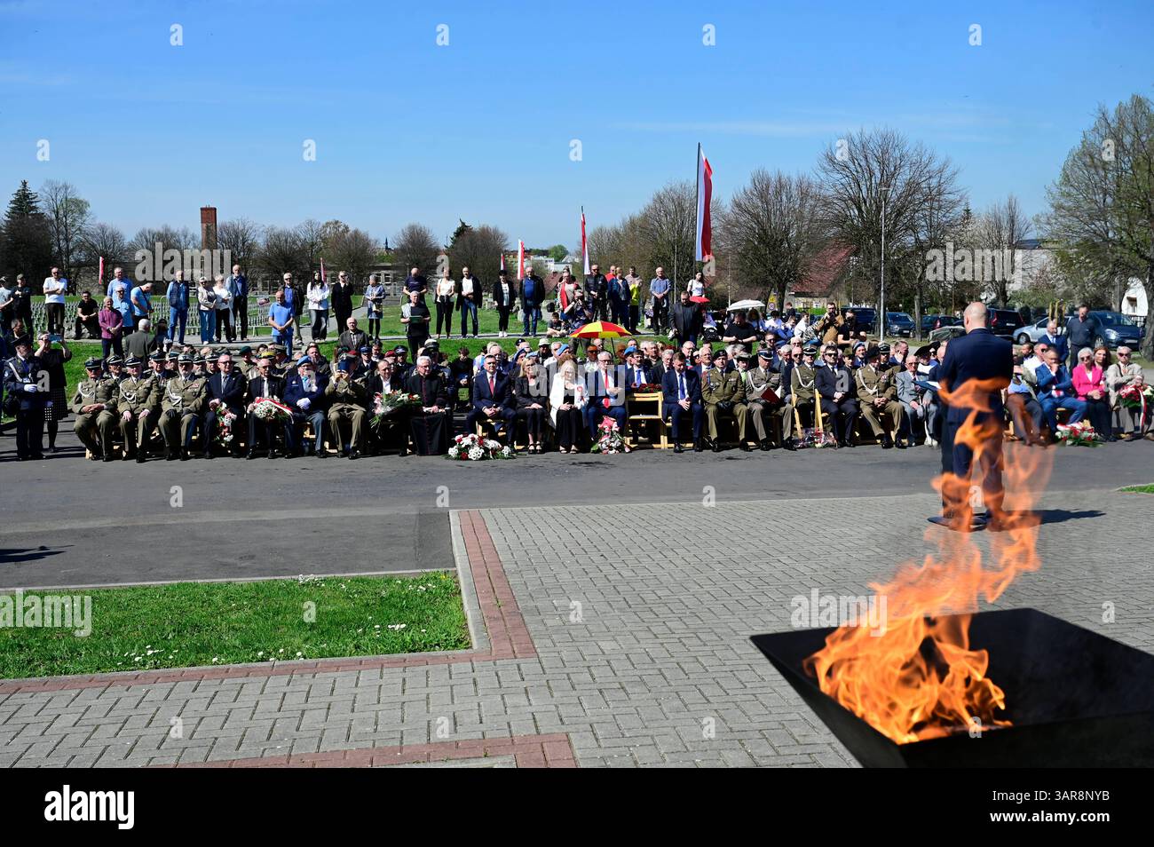 Gedenkfeier zum 80. Jahrestag der Überquerung der Lausitzer Neiße auf dem Friedhof der Zweiten Polnischen Armee Adlerdenkmal. Die Überquerung der Lausitzer Neiße ist ein historisches Ereignis, das während des Zweiten Weltkriegs stattfand. Morire AM 16. Aprile 1945 begonnene Überquerung der Lausitzer Neiße War Teil der sogenannten Lausitzer Operation, in deren Verlauf die Schlacht bei Bautzen stattfand. Zgorzelec, 16.04.2025 Niederschlesien Polen *** commemorazione del 80° anniversario della traversata della Neisse Lusaziana presso il cimitero del secondo Esercito polacco Monumento all'Aquila l'attraversamento della Foto Stock