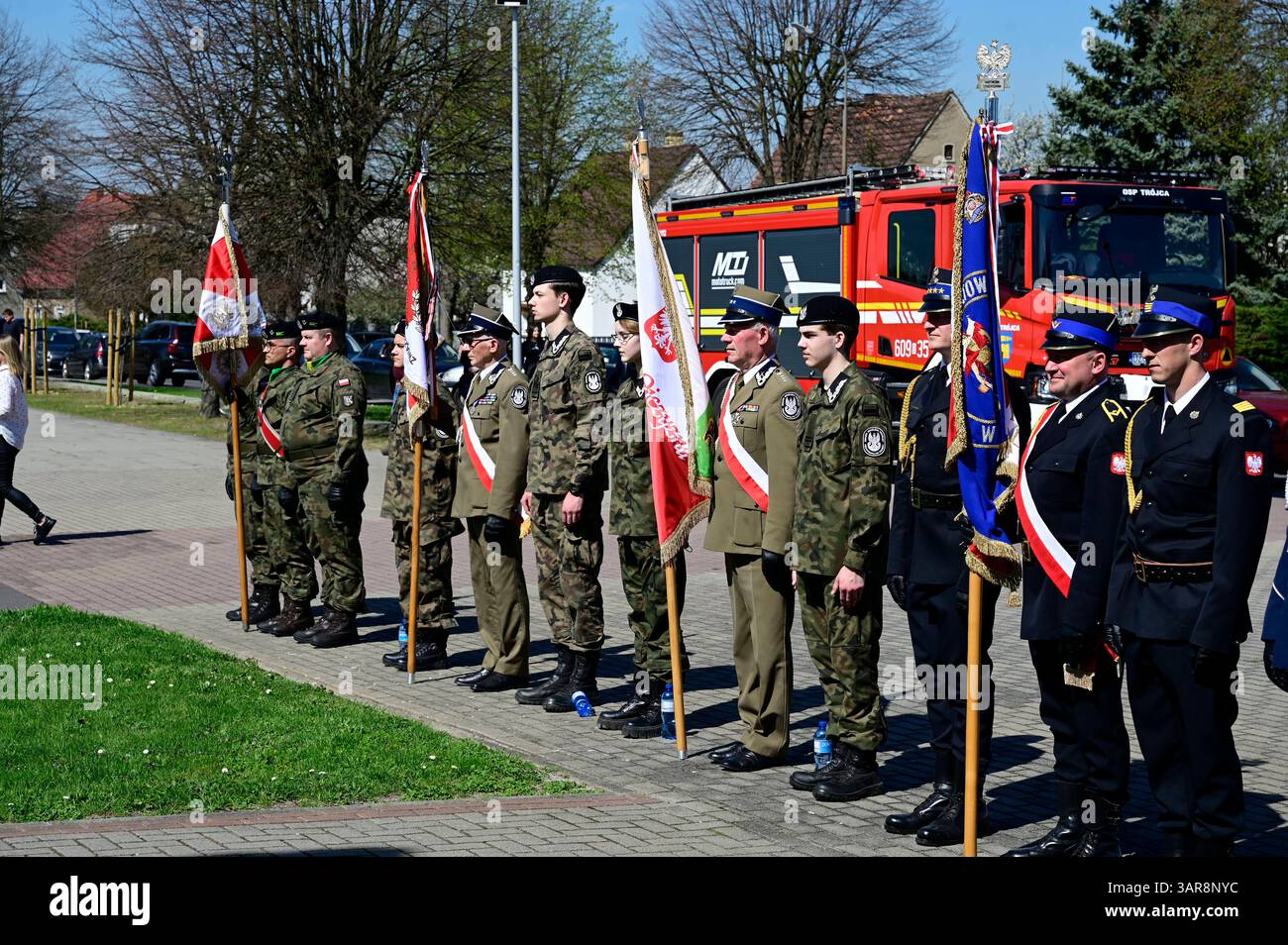 Gedenkfeier zum 80. Jahrestag der Überquerung der Lausitzer Neiße auf dem Friedhof der Zweiten Polnischen Armee Adlerdenkmal. Die Überquerung der Lausitzer Neiße ist ein historisches Ereignis, das während des Zweiten Weltkriegs stattfand. Morire AM 16. Aprile 1945 begonnene Überquerung der Lausitzer Neiße War Teil der sogenannten Lausitzer Operation, in deren Verlauf die Schlacht bei Bautzen stattfand. Zgorzelec, 16.04.2025 Niederschlesien Polen *** commemorazione del 80° anniversario della traversata della Neisse Lusaziana presso il cimitero del secondo Esercito polacco Monumento all'Aquila l'attraversamento della Foto Stock