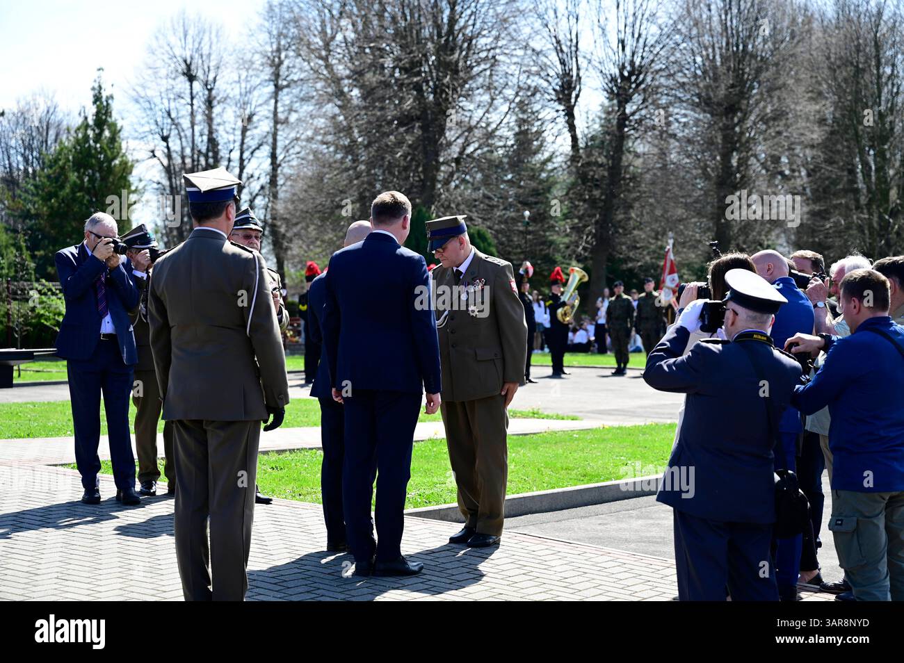 Gedenkfeier zum 80. Jahrestag der Überquerung der Lausitzer Neiße auf dem Friedhof der Zweiten Polnischen Armee Adlerdenkmal. Die Überquerung der Lausitzer Neiße ist ein historisches Ereignis, das während des Zweiten Weltkriegs stattfand. Morire AM 16. Aprile 1945 begonnene Überquerung der Lausitzer Neiße War Teil der sogenannten Lausitzer Operation, in deren Verlauf die Schlacht bei Bautzen stattfand. Zgorzelec, 16.04.2025 Niederschlesien Polen *** commemorazione del 80° anniversario della traversata della Neisse Lusaziana presso il cimitero del secondo Esercito polacco Monumento all'Aquila l'attraversamento della Foto Stock