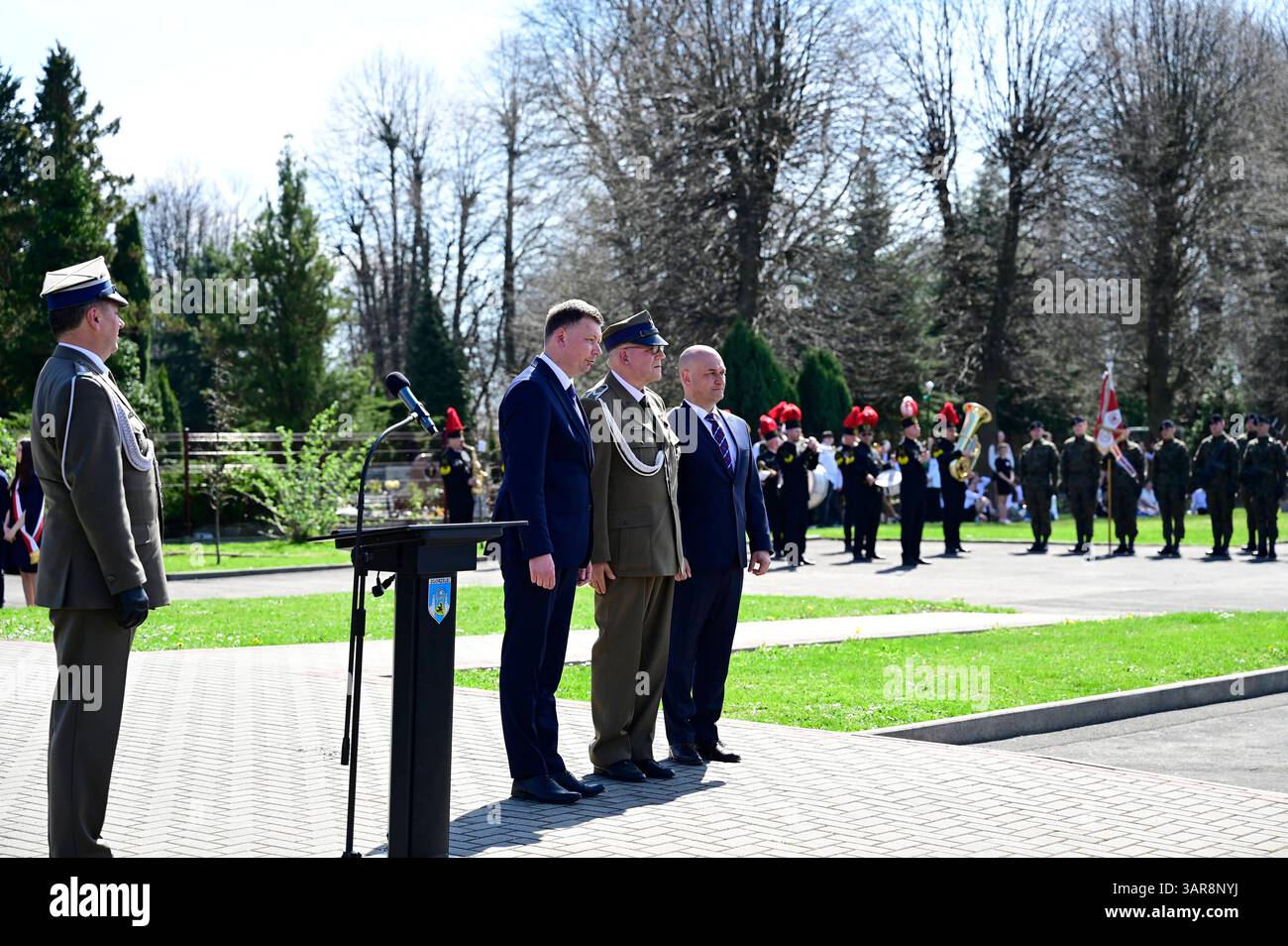 Gedenkfeier zum 80. Jahrestag der Überquerung der Lausitzer Neiße auf dem Friedhof der Zweiten Polnischen Armee Adlerdenkmal. Die Überquerung der Lausitzer Neiße ist ein historisches Ereignis, das während des Zweiten Weltkriegs stattfand. Morire AM 16. Aprile 1945 begonnene Überquerung der Lausitzer Neiße War Teil der sogenannten Lausitzer Operation, in deren Verlauf die Schlacht bei Bautzen stattfand. Zgorzelec, 16.04.2025 Niederschlesien Polen *** commemorazione del 80° anniversario della traversata della Neisse Lusaziana presso il cimitero del secondo Esercito polacco Monumento all'Aquila l'attraversamento della Foto Stock