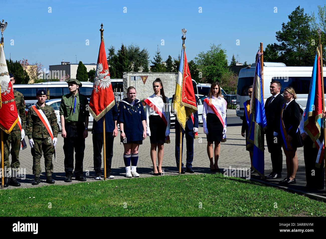 Gedenkfeier zum 80. Jahrestag der Überquerung der Lausitzer Neiße auf dem Friedhof der Zweiten Polnischen Armee Adlerdenkmal. Die Überquerung der Lausitzer Neiße ist ein historisches Ereignis, das während des Zweiten Weltkriegs stattfand. Morire AM 16. Aprile 1945 begonnene Überquerung der Lausitzer Neiße War Teil der sogenannten Lausitzer Operation, in deren Verlauf die Schlacht bei Bautzen stattfand. Zgorzelec, 16.04.2025 Niederschlesien Polen *** commemorazione del 80° anniversario della traversata della Neisse Lusaziana presso il cimitero del secondo Esercito polacco Monumento all'Aquila l'attraversamento della Foto Stock