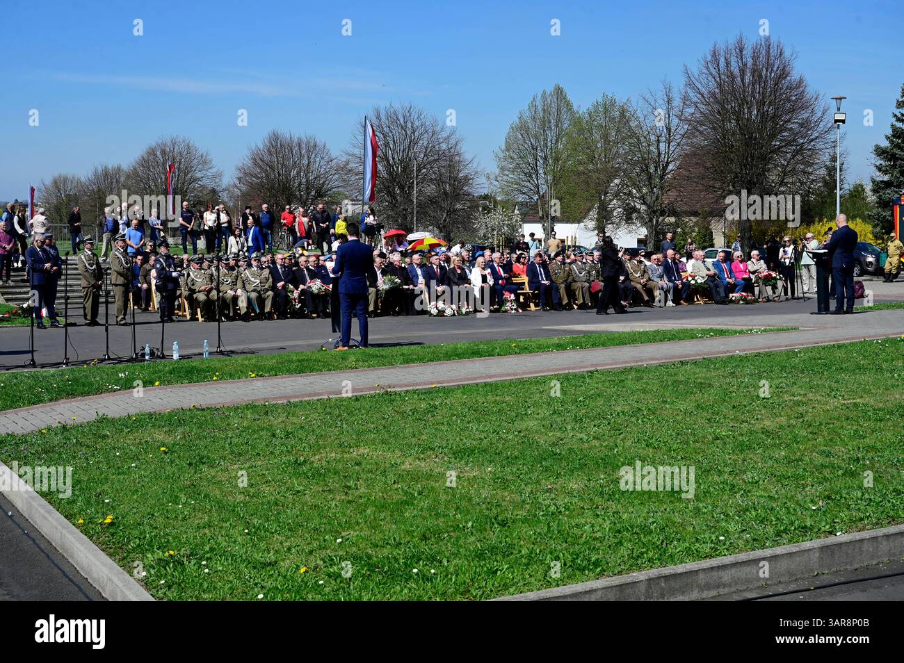 Gedenkfeier zum 80. Jahrestag der Überquerung der Lausitzer Neiße auf dem Friedhof der Zweiten Polnischen Armee Adlerdenkmal. Die Überquerung der Lausitzer Neiße ist ein historisches Ereignis, das während des Zweiten Weltkriegs stattfand. Morire AM 16. Aprile 1945 begonnene Überquerung der Lausitzer Neiße War Teil der sogenannten Lausitzer Operation, in deren Verlauf die Schlacht bei Bautzen stattfand. Zgorzelec, 16.04.2025 Niederschlesien Polen *** commemorazione del 80° anniversario della traversata della Neisse Lusaziana presso il cimitero del secondo Esercito polacco Monumento all'Aquila l'attraversamento della Foto Stock