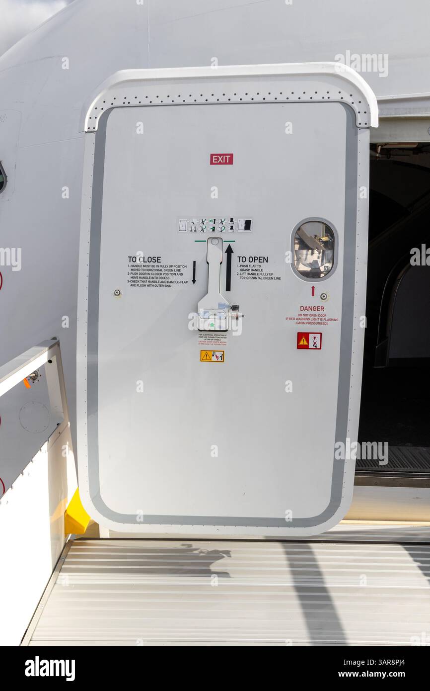 Aprire la porta passeggeri dell'aereo visto dalle scale. Foto Stock