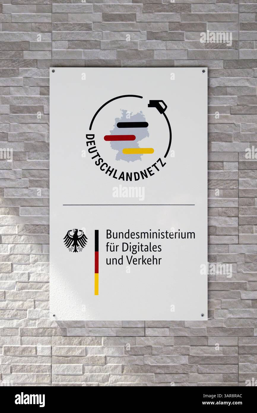 Deutschlandnetz (infrastruttura di ricarica tedesca) firma un primo piano. Sussidio statale per costruire più stazioni di ricarica da trasformare in mobilità elettrica. Foto Stock