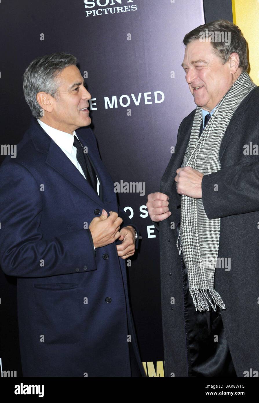 George Clooney e John Goodman alla prima di 'Monuments Men' al Ziegfeld Theater di New York City - 04 febbraio 2014 FAMOUS PICTURES AND FEATURES AGENCY 13 HARWOOD ROAD LONDRA SW6 4QP REGNO UNITO tel +44 (0) 20 7731 9333 fax +44 (0) 20 7731 9330 e-mail info@famous.uk.com www.famous.uk.com FAM50998 Foto Stock