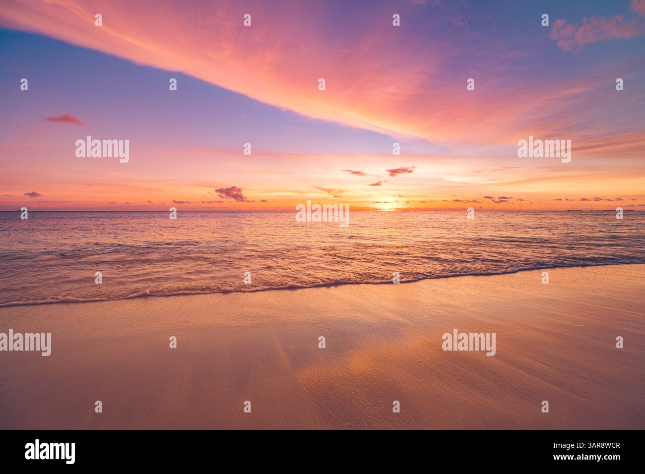 Colorato, tranquillo tramonto, spiaggia tropicale dell'isola, onde morbide, sabbia calda, luce dorata, splendida vacanza estiva a riva. Paesaggio naturale incredibile Foto Stock