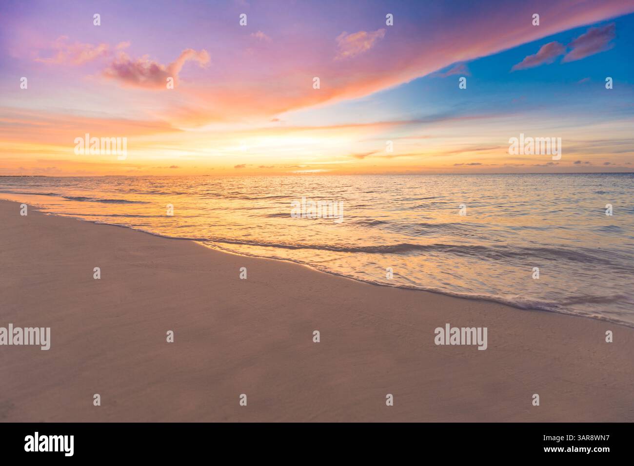 Colorato, tranquillo tramonto, spiaggia tropicale dell'isola, onde morbide, sabbia calda, luce dorata, splendida vacanza estiva a riva. Paesaggio naturale incredibile Foto Stock