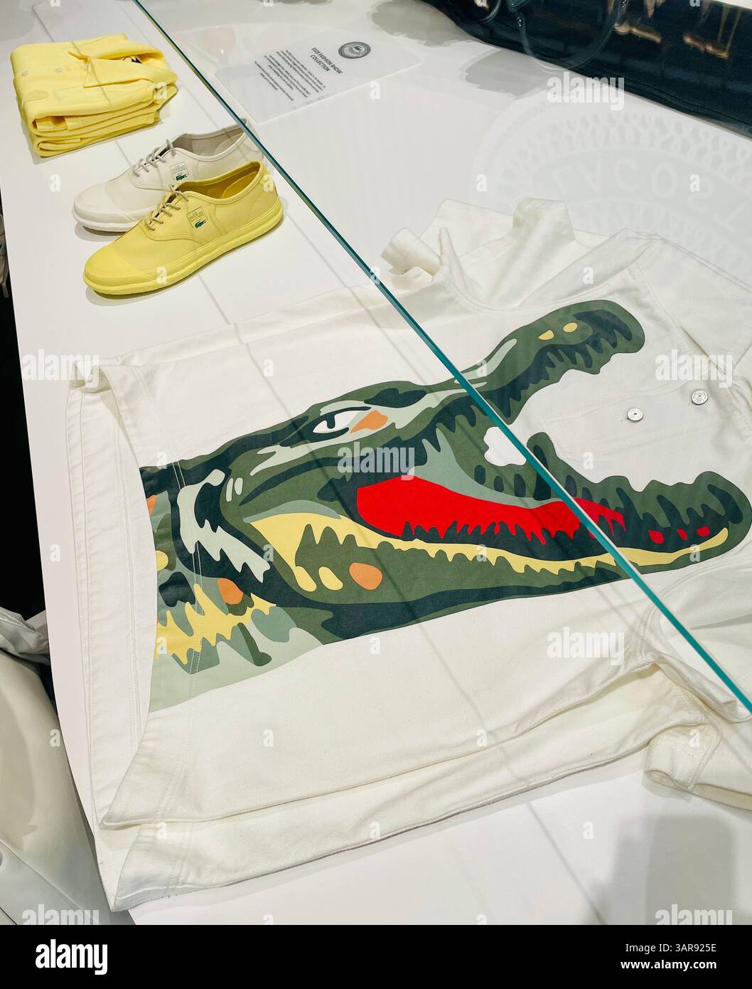 Il flagship store di Lacoste si trova al 575 5th Ave., New York City, 2025, USA - Immagine stock catturata con smartphone