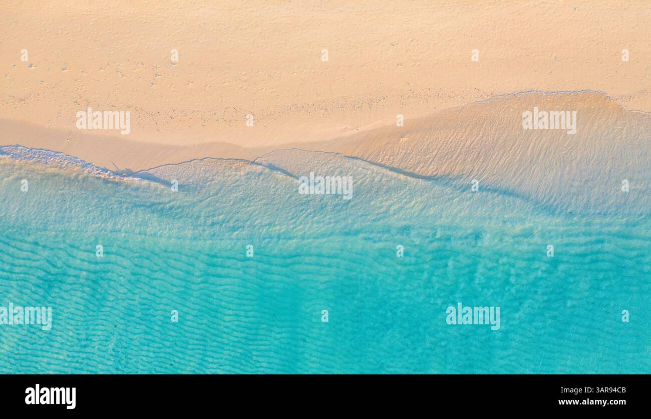 Splendida vista aerea del paesaggio marino della spiaggia, ampia costa, acqua cristallina, luce del sole, vacanza mozzafiato in mezzo alla natura. Foto Stock