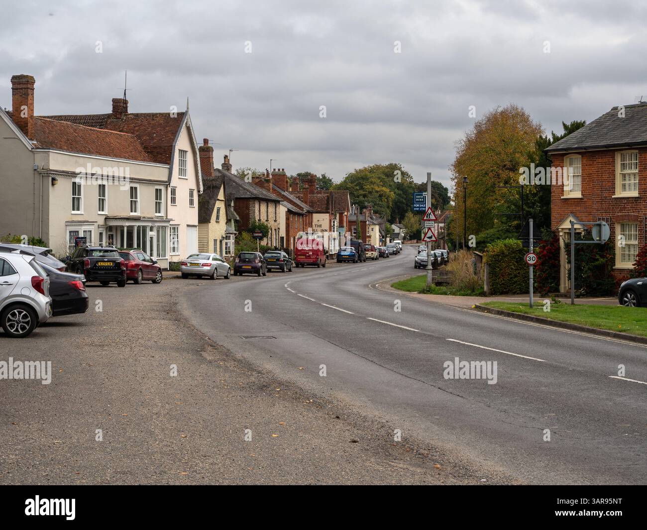 Scena di strada nel villaggio di Cavendish, Suffolk, Regno Unito Foto Stock