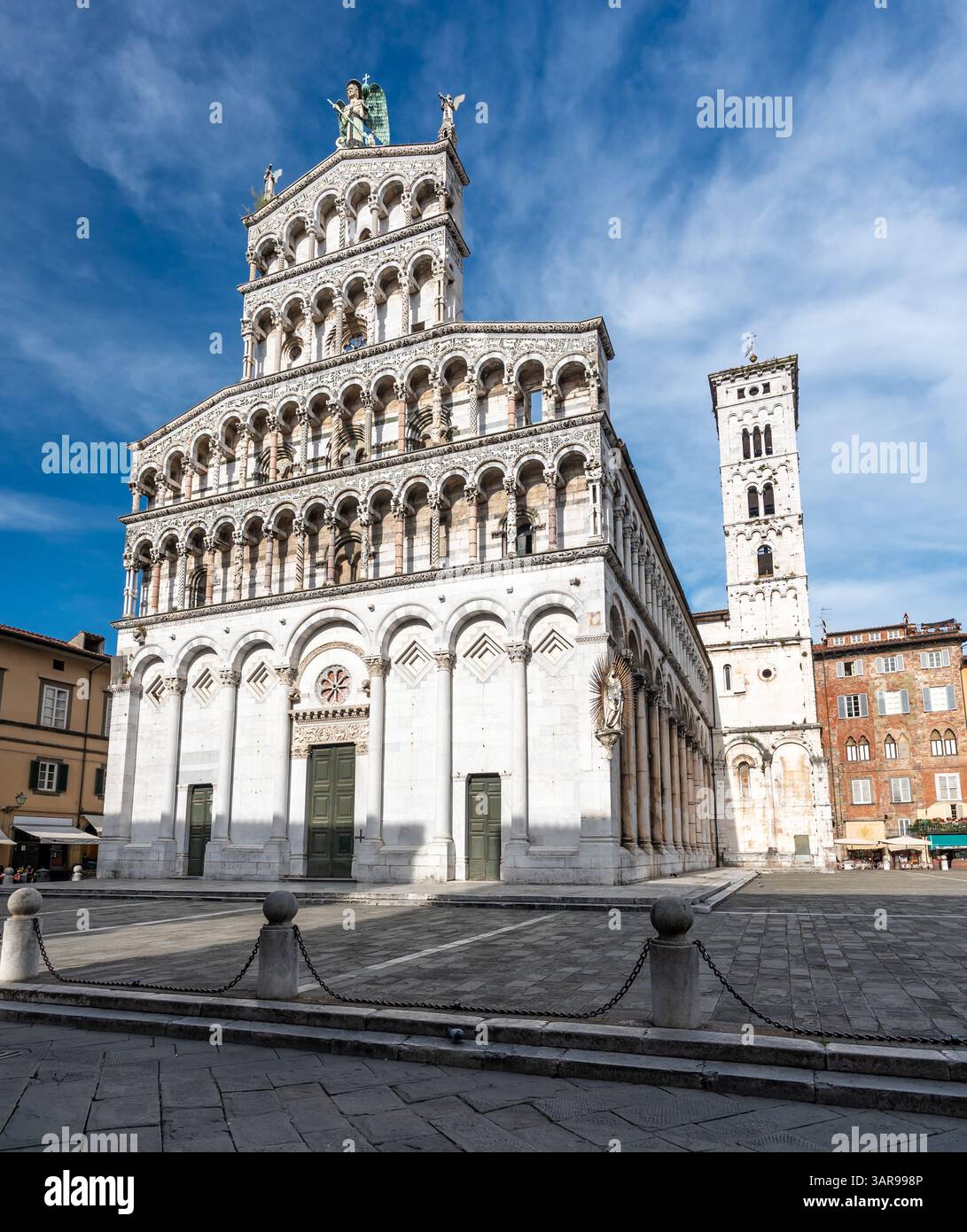 Vista panoramica della Chiesa di San Michele in foro nel centro storico di Lucca in una soleggiata giornata estiva con cielo azzurro e luce calda sul Foto Stock