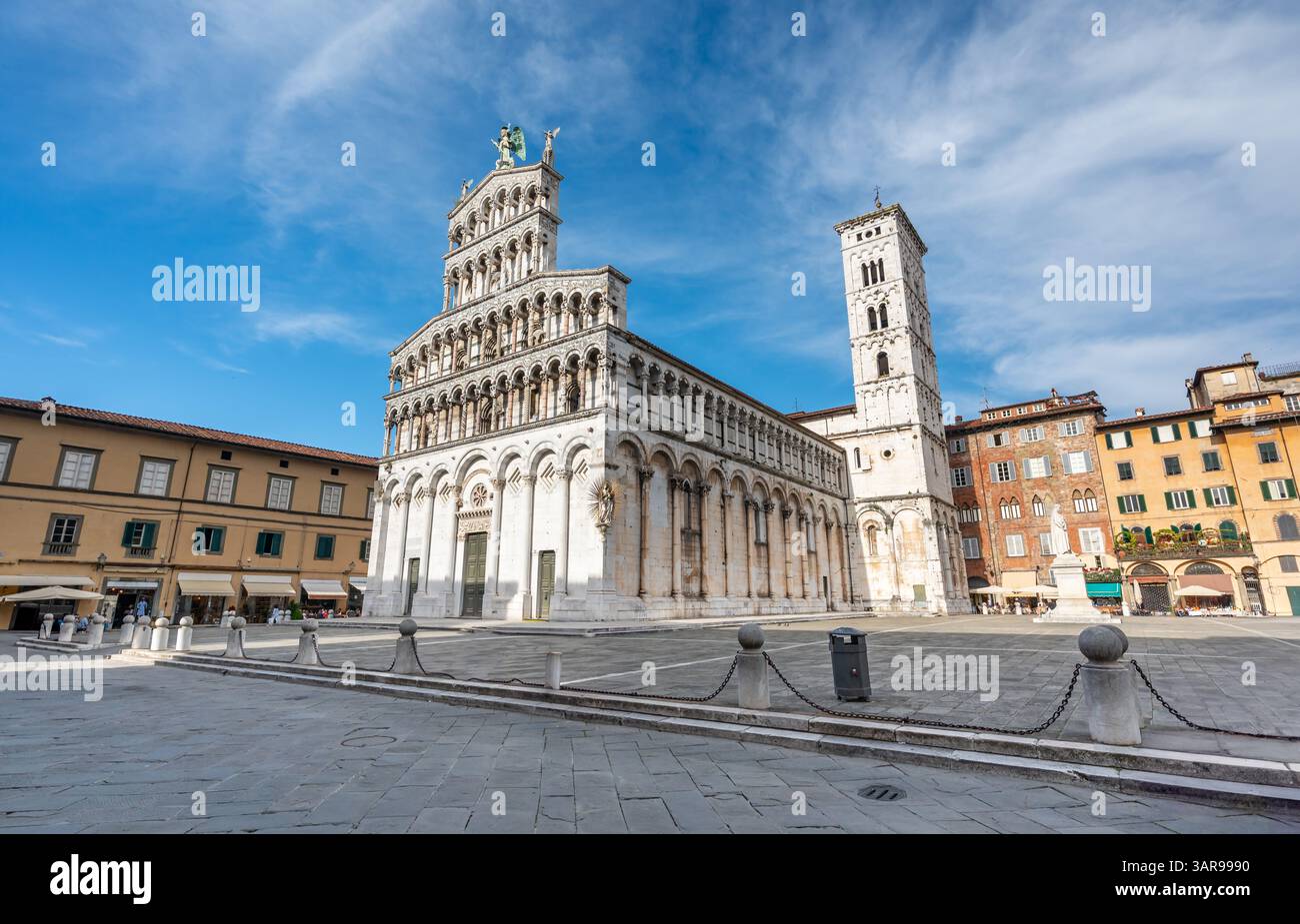 Vista panoramica della Chiesa di San Michele in foro nel centro storico di Lucca in una soleggiata giornata estiva con cielo azzurro e luce calda sul Foto Stock