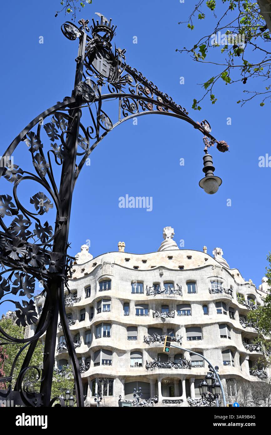 Antoni Gaudí ha progettato la Pedrera o Casa Mila e l'illuminazione stradale decorativa Barcellona, aprile Spagna Foto Stock