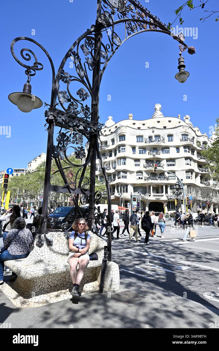 Antoni Gaudí ha progettato la Pedrera o Casa Mila e l'illuminazione stradale decorativa Barcellona Spagna Foto Stock