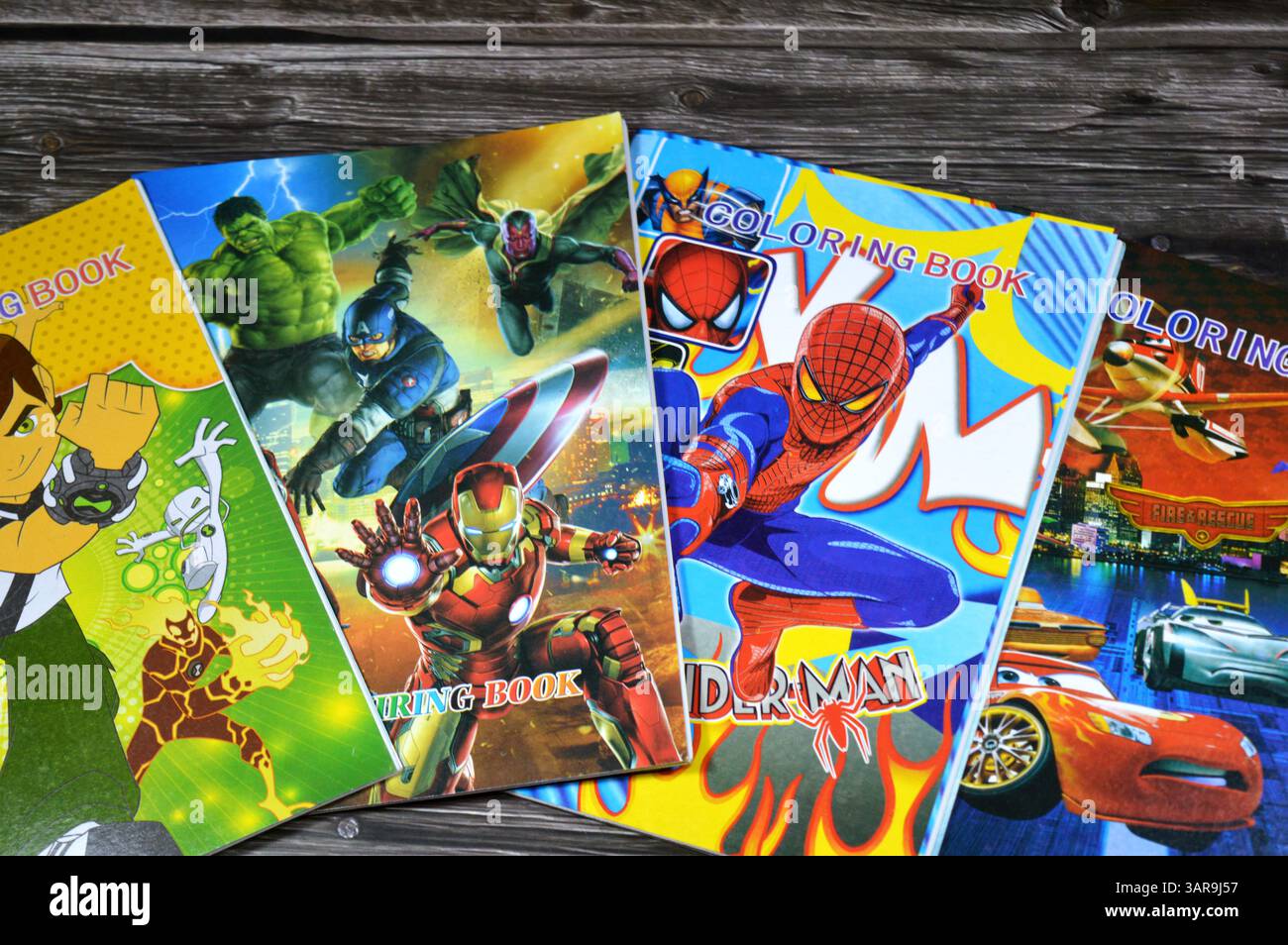 Cairo, Egitto, 21 febbraio 2025: Libro da colorare per bambini, con personaggi diversi, un tipo di libro contenente line art a cui le persone sono destinate Foto Stock