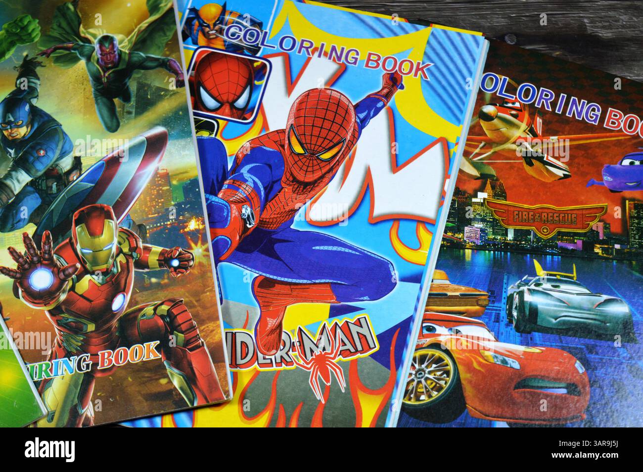 Cairo, Egitto, 21 febbraio 2025: Libro da colorare per bambini, con personaggi diversi, un tipo di libro contenente line art a cui le persone sono destinate Foto Stock