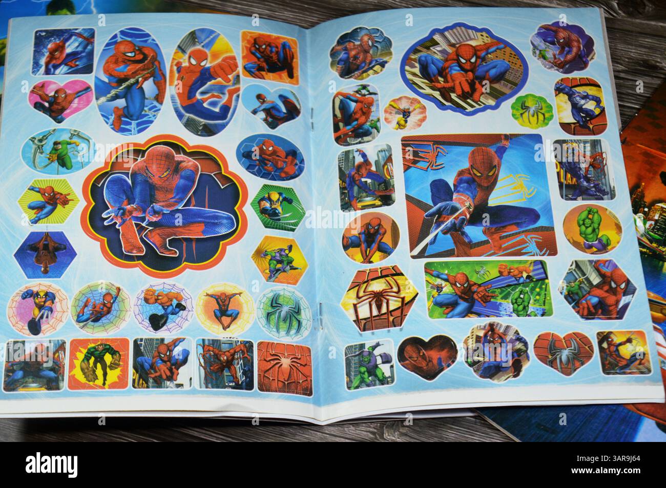 Cairo, Egitto, 21 febbraio 2025: Libro da colorare per bambini, con personaggi diversi, un tipo di libro contenente line art a cui le persone sono destinate Foto Stock